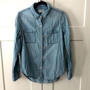Woman’s Universal Thread chambray shirt